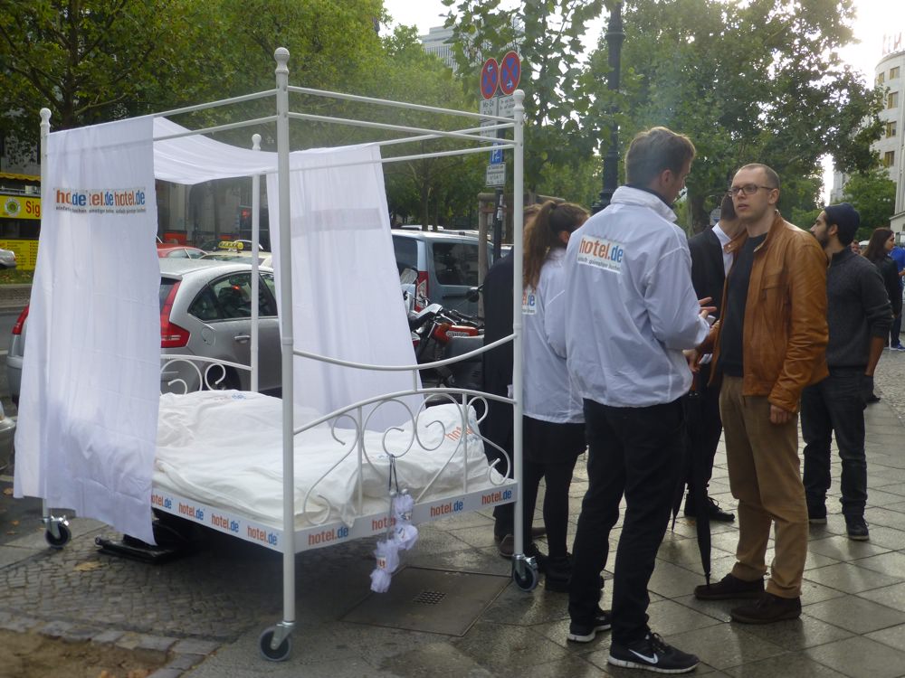 Aspettando l’iPhone 5s a Berlino, tra letti a baldacchino, anziani curiosi e Vodka