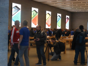Apple Store Berlino: ecco i nuovi iPhone 5c in attesa dell’ingresso
