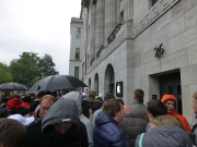 Apple Store Berlino: ecco i nuovi iPhone 5c in attesa dell’ingresso