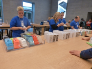 Apple Store Berlino: ecco i nuovi iPhone 5c in attesa dell’ingresso