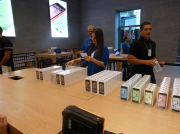 Apple Store Berlino: ecco i nuovi iPhone 5c in attesa dell’ingresso