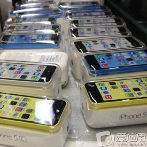 iPhone 5C: nuove foto mostrano la versione blu, gialla e bianca nelle confezioni di vendita