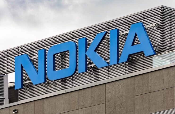 Microsoft compra gli smartphone Nokia per la battaglia dei titani