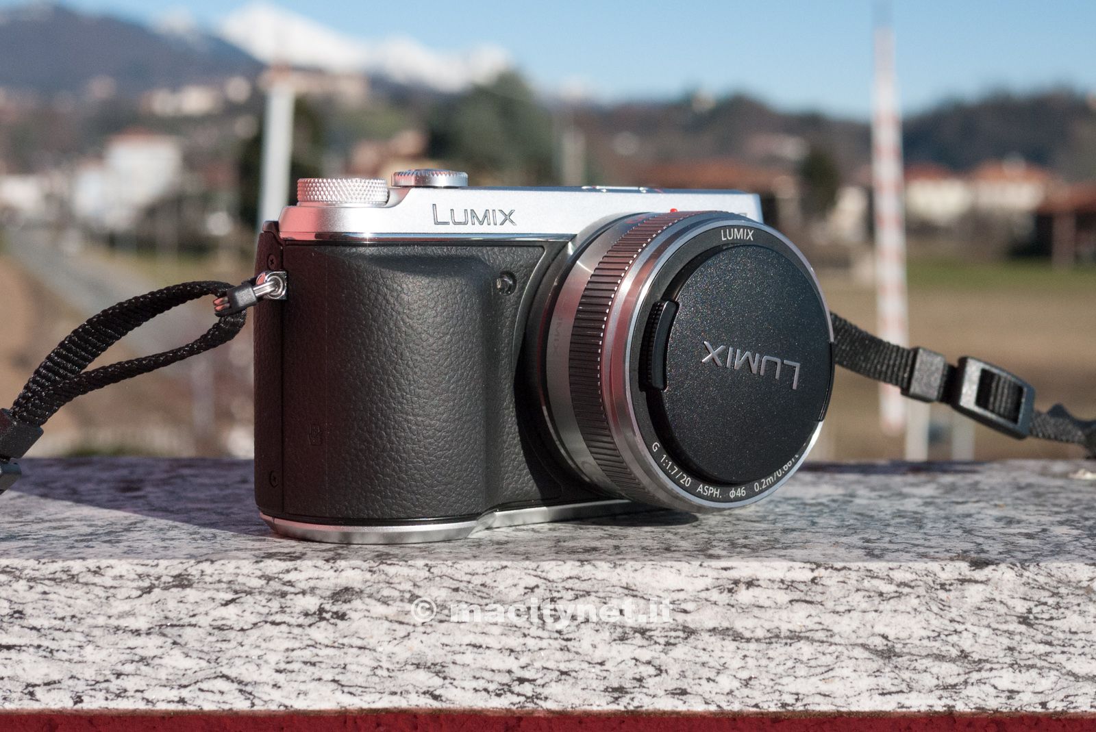 Il fronte della Panasonic Lumix GX7: si nota la comoda impugnatura sulla destra che rende saldo l'utilizzo. Stile classico e tradizionale abbinato all'ottimo pancake 20mm F1.7