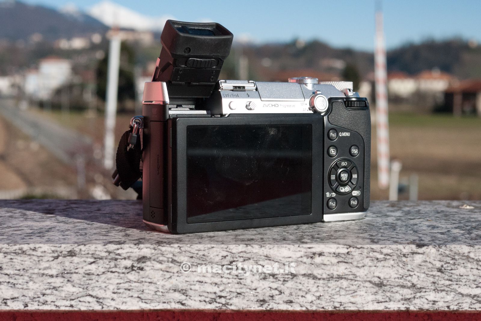 In quest'immagine si evidenzia la versatilità del mirino elettronico che può essere inclinato fino a 90, con relativa regolazione ottica.