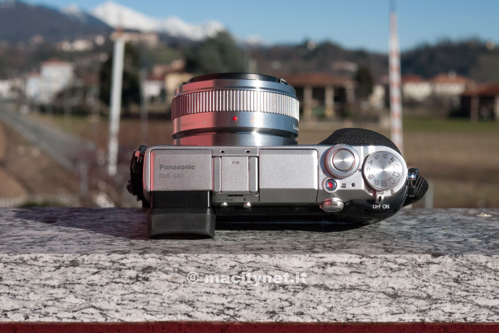 Sul dorso la ghiera principale di selezione della modalità di scatto, il pulsante di scatto circondato da una seconda ghiera multifunzione, tasto di accensione e tasto per i video