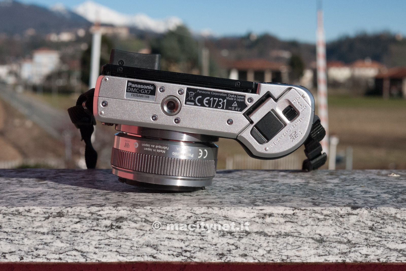 Sul fondo lo slot condiviso fra la batteria e la card SD. Essendo lontano dal supporto, in alcuni casi può essere aperto e chiuso anche con la fotocamera montata sul treppiede