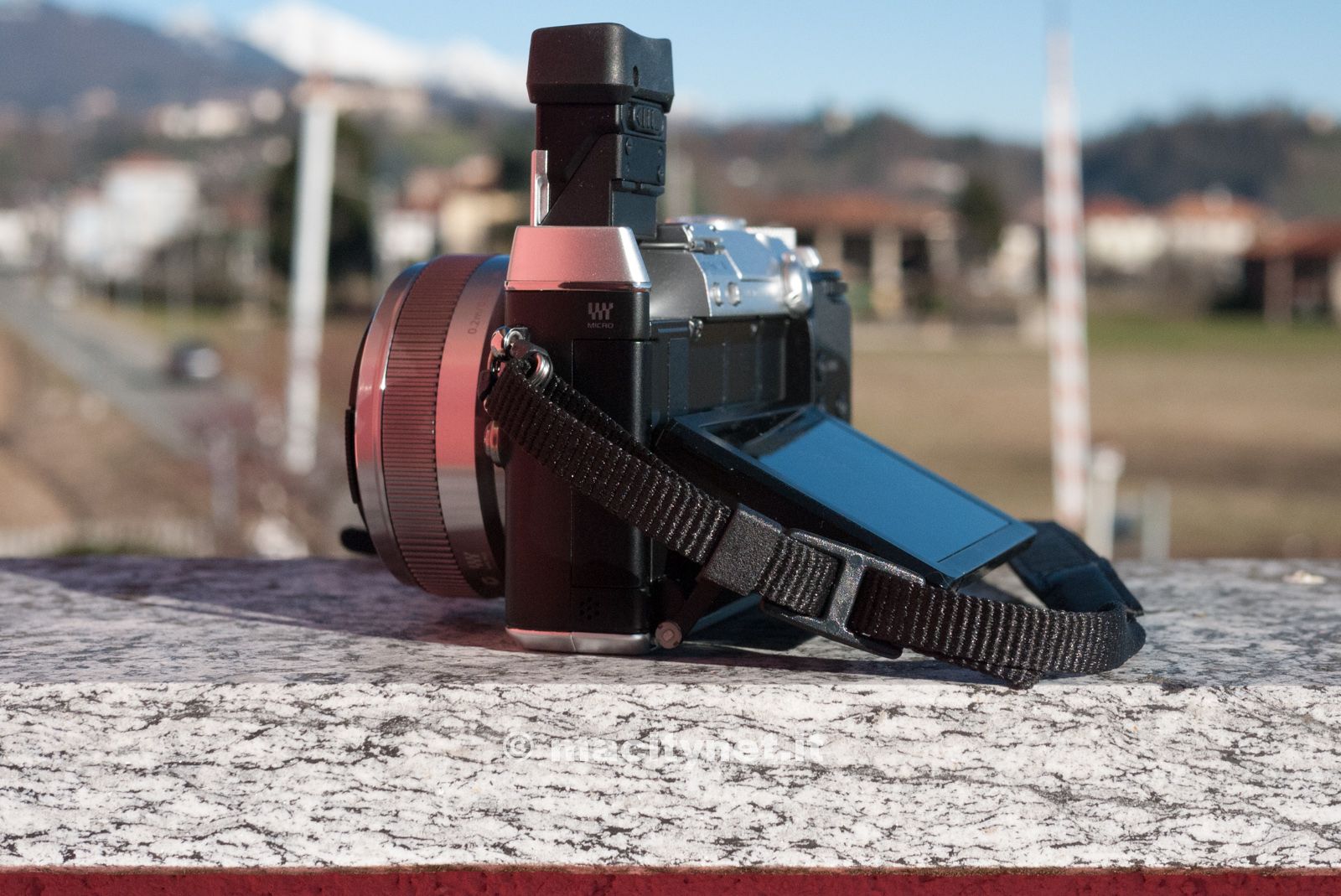 Oltre al mirino elettronico è disponibile anche il comodo schermo orientabile