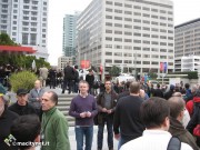 Riconosciamo alcuni volti noti tra la folla