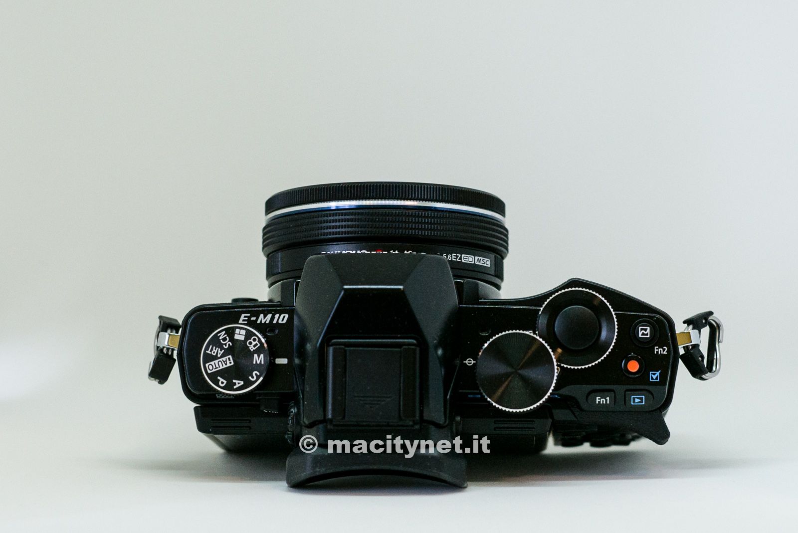 I comandi posizionati sul dorso; il flash pop-up integrato al di sopra del mirino elettronico