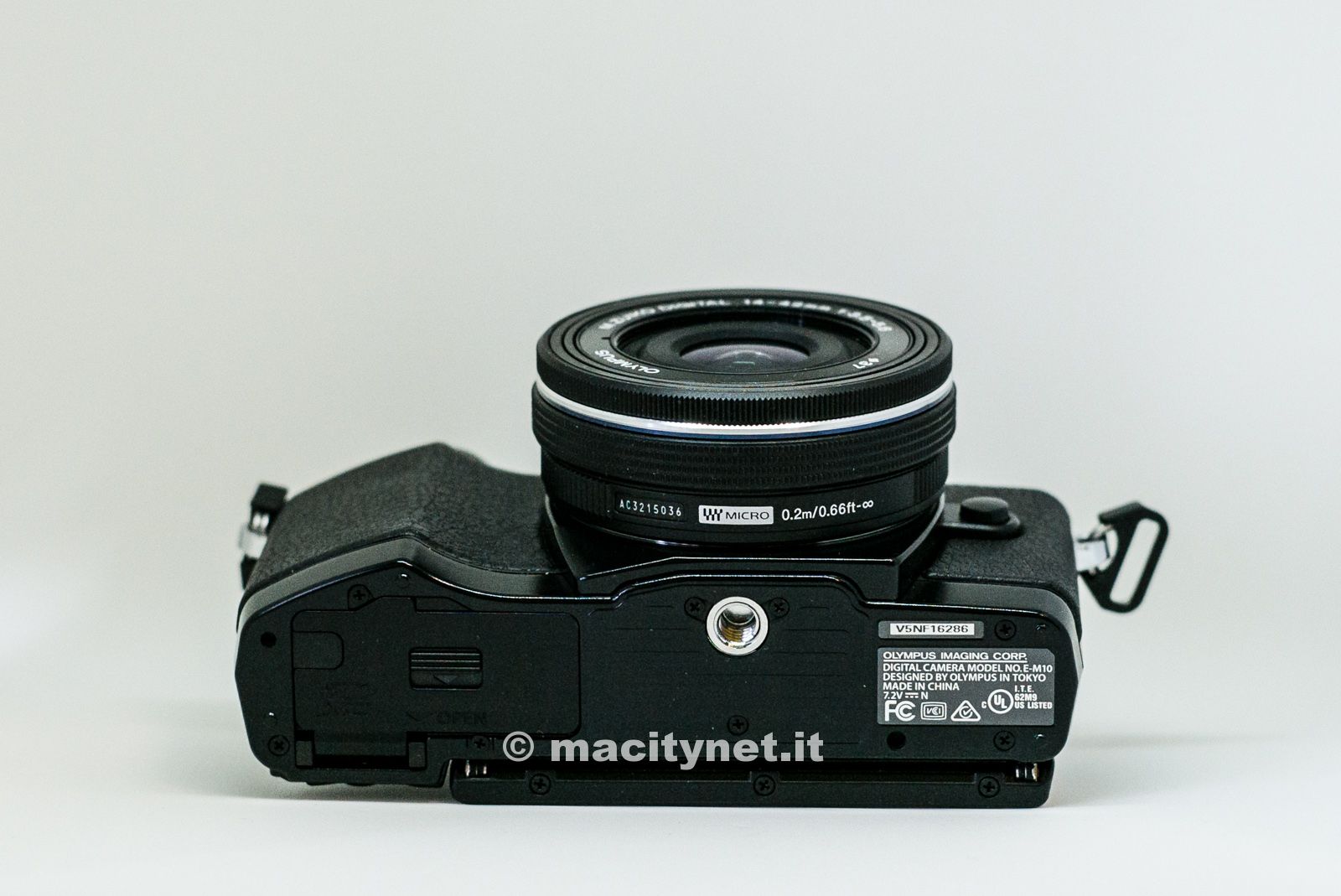 Sul fondo lo slot per scheda SD e batteria