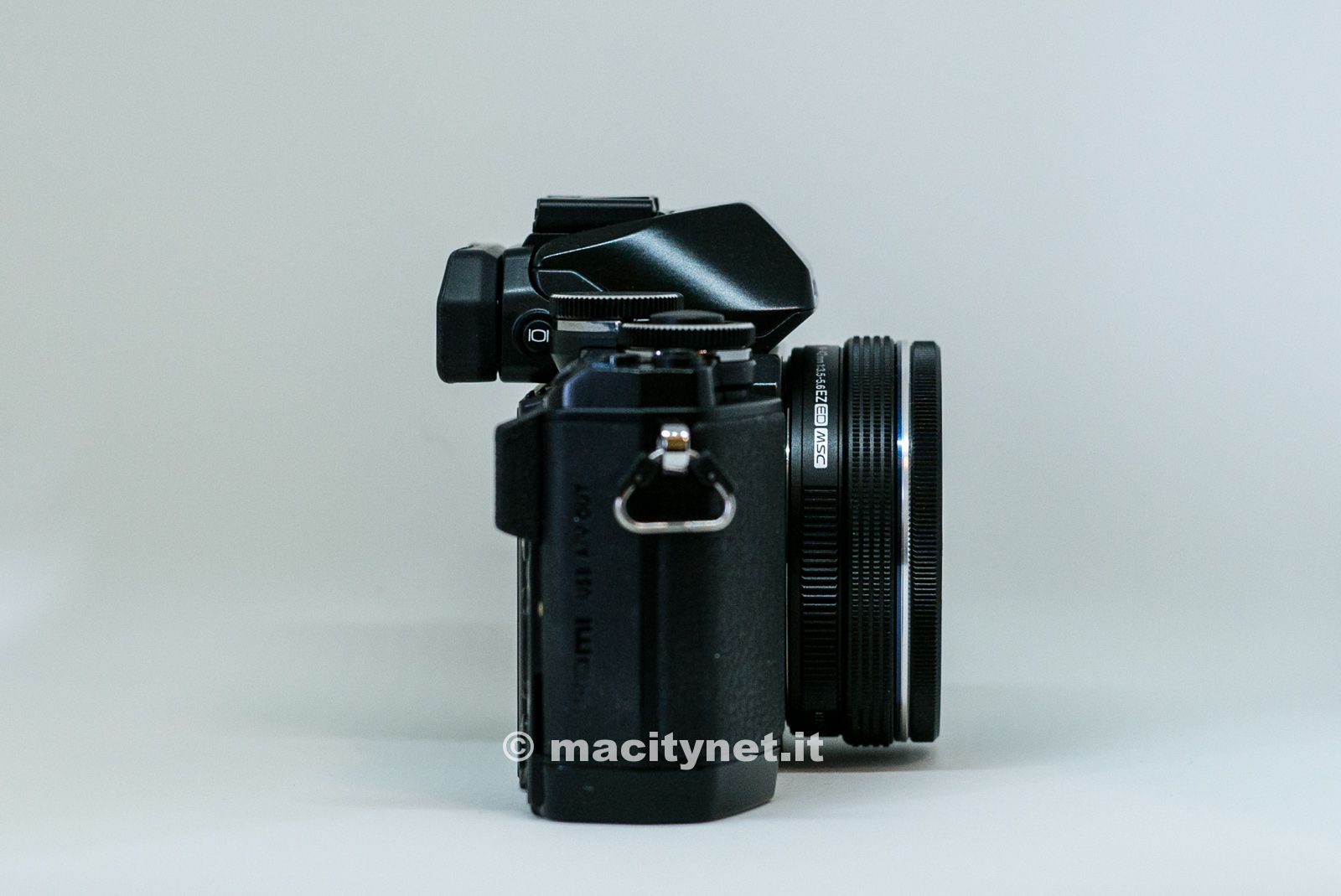 Con l'obiettivo Olympus M.ZUIKO Digital ED 14-42mm f3.5-5.6 EZ lo spessore è molto ridotto e la fotocamera molto portabile