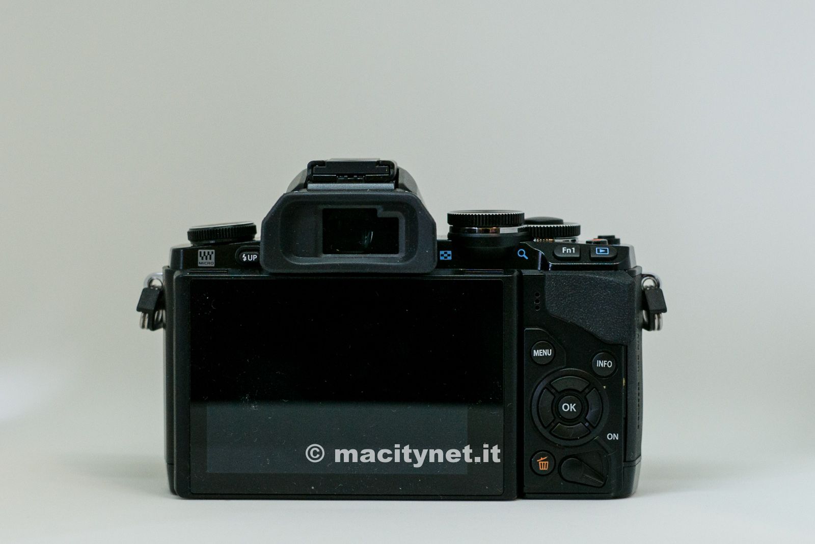 Il retro, dove si evidenzia il mirino elettronico e lo schermo da 3 pollici. I comandi sono situati sulla destra ed i pulsanti perfezionati