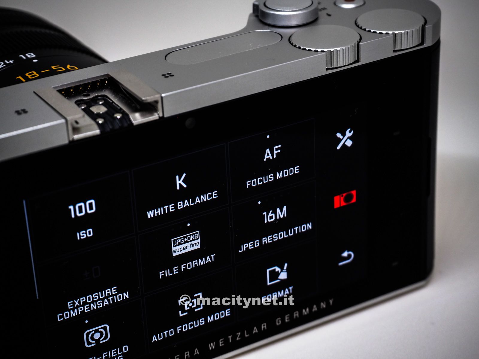 Il menù touch è personalizzabile trascinando le icone così come si farebbe anche su iOS