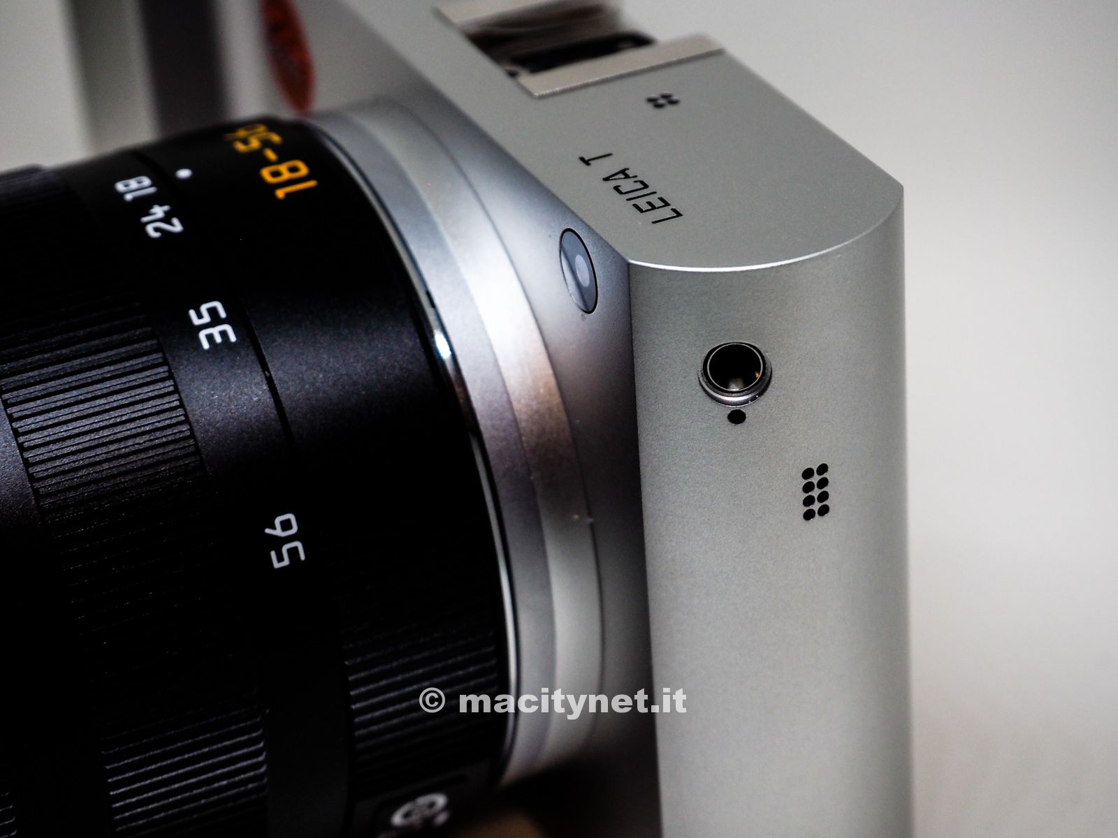 L'aggancio della tracolla, con sistema prorietario