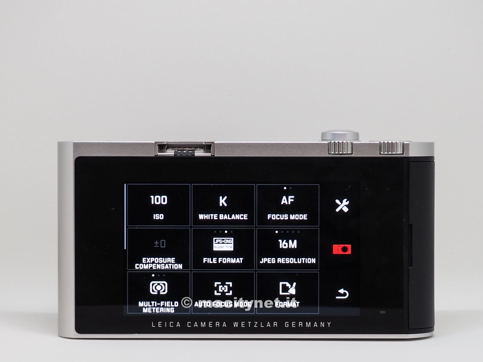 Ecco il menù, completamente touch screen, della Leica T: chiaro e comprensibile, semplice da utilizzare