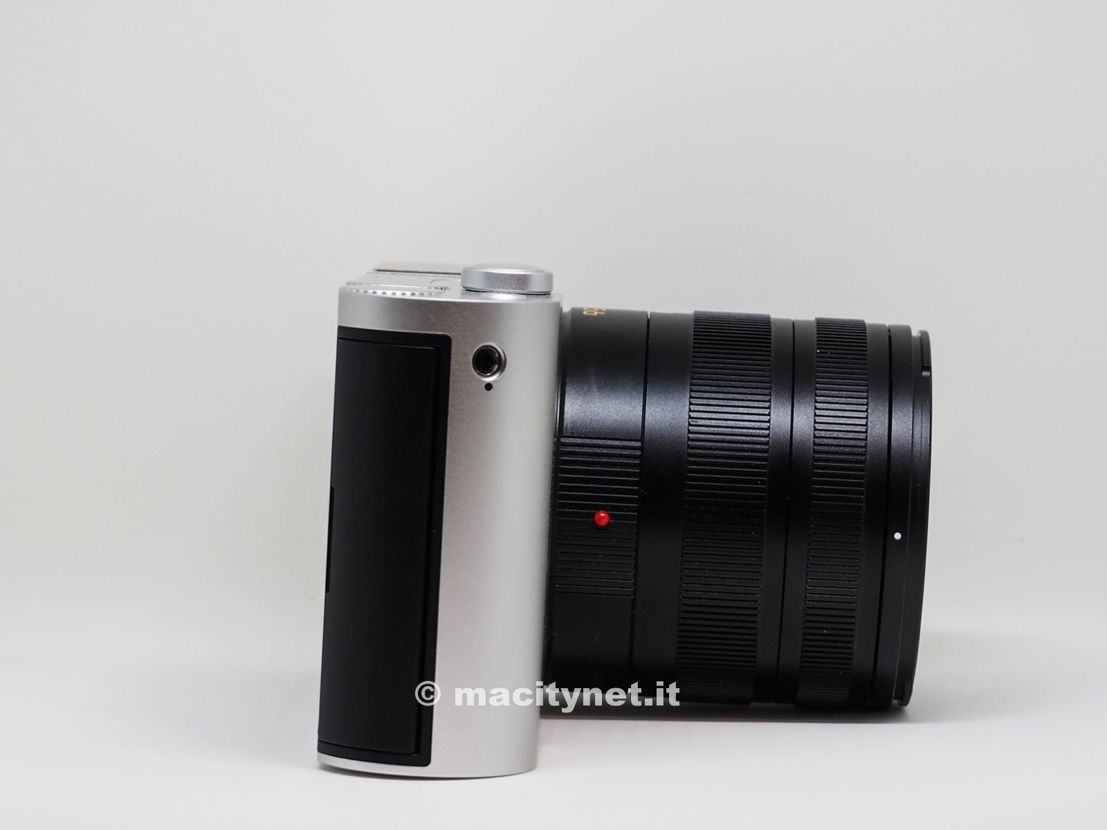 Stile essenziale che si contrappone al massiccio obiettivo Vario Elmar T 3.5-5.6 / 18-56