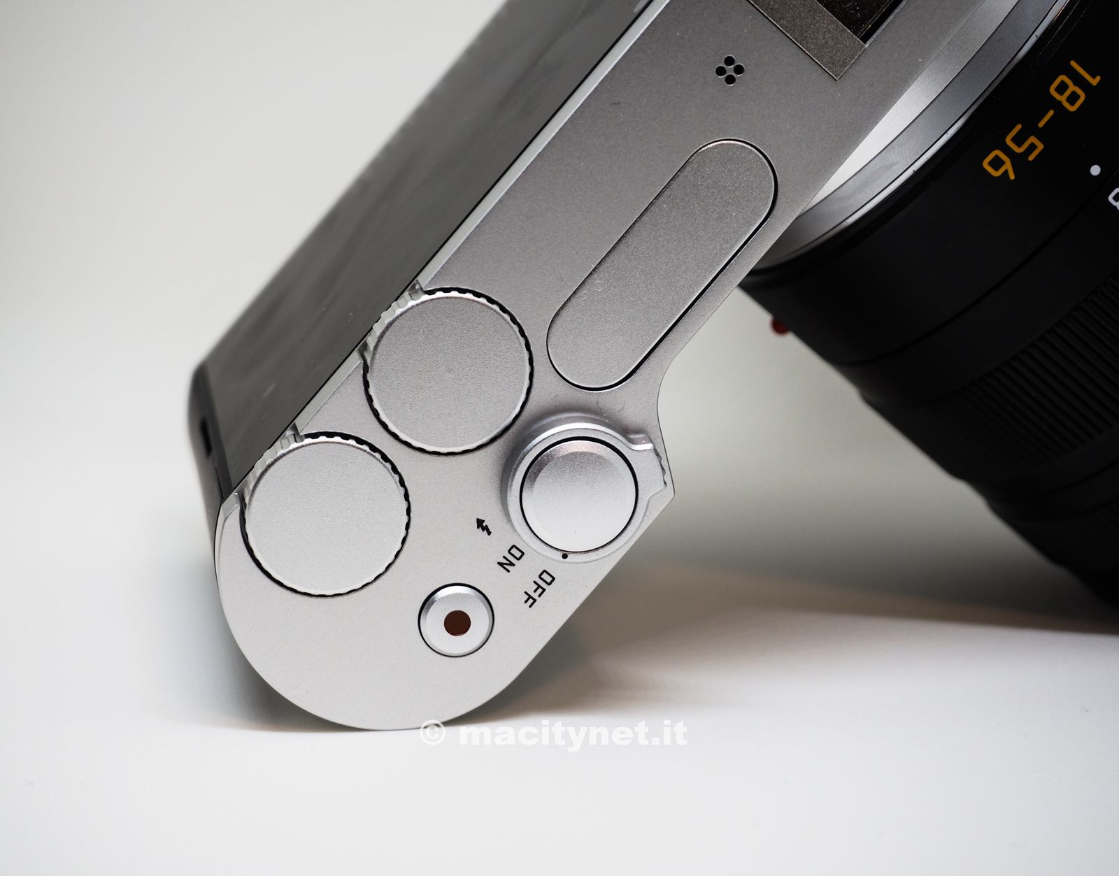 Un particolare sui pulsanti e la pulizia del corpo della fotocamera