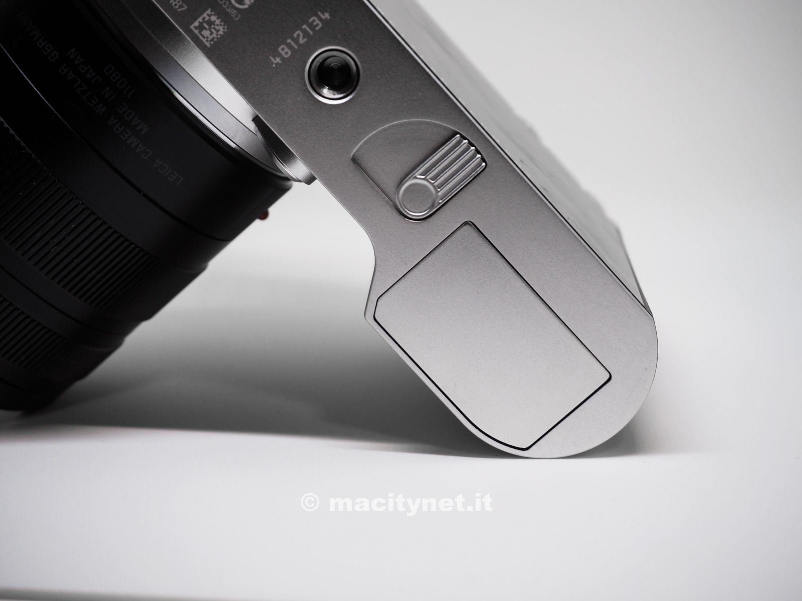 L'interessante sportello della batteria, integrato nella batteria stessa