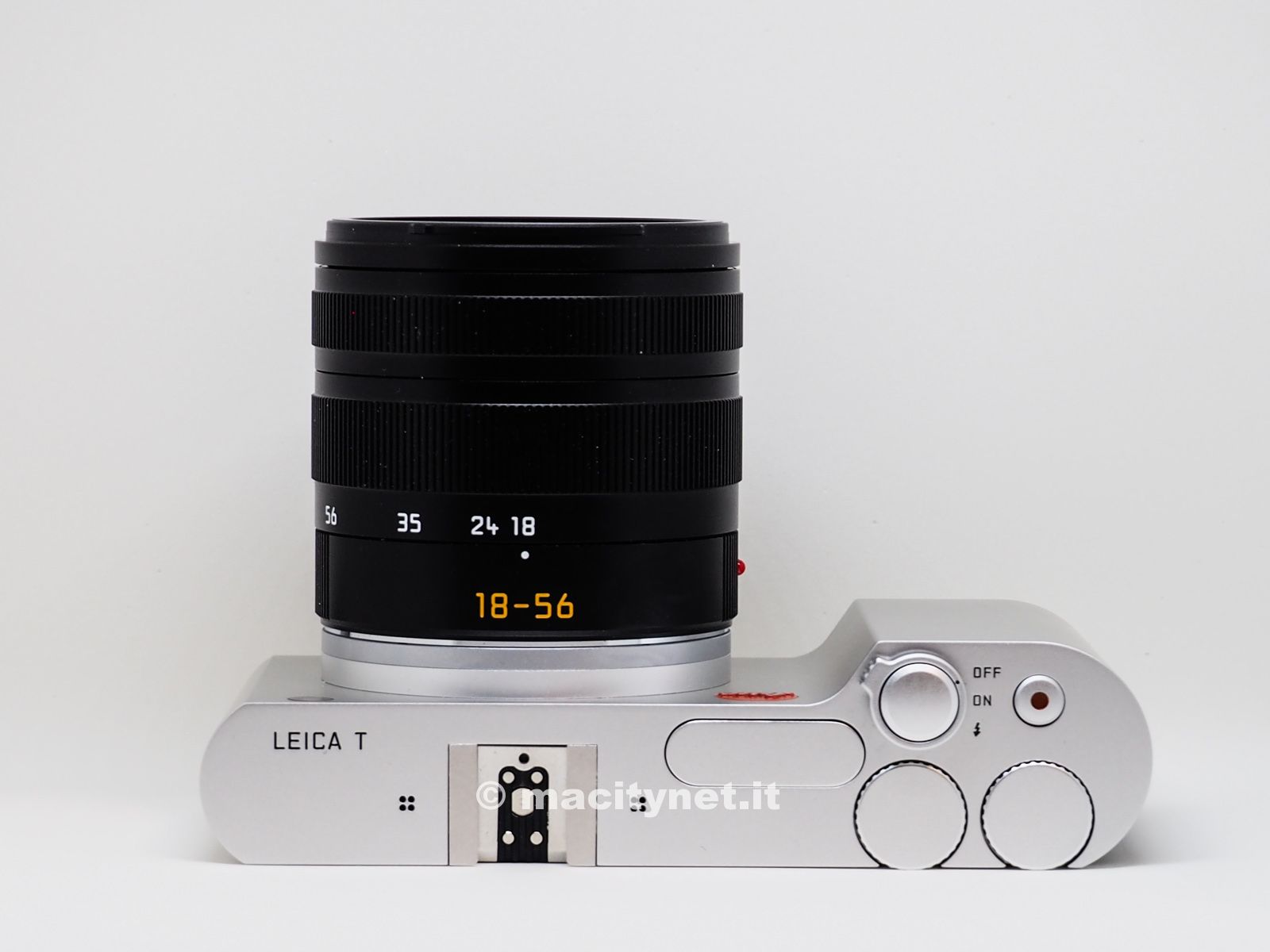 Il dorso, dove son evidenti i soli due pulsanti meccanici e le sole due ghiere presenti.