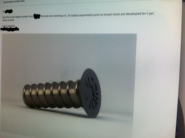 Foto della fantomatica vita asimmetriche che avrebbe dovuto rendere complicato l'accesso ai gadget Apple. La bufala ea stata in realtà inventata per scherzo da DAY4, un’agenzia svedese che si occupa di motion graphics.