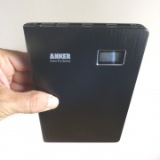 01 Anker Astro Pro2 box mano profilo 1000