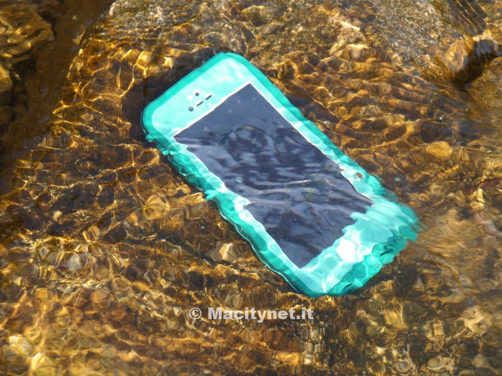 iPhone 5 in acqua