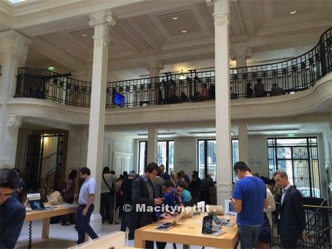 Un'altra immagine degli eleganti interni di Apple Store Opéra