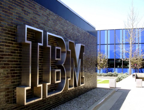 Trimestrale nera per IBM