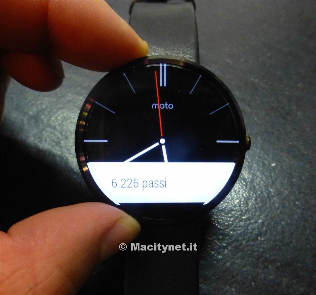 Un altro quadrante in stile classico con la finstra del contapassi