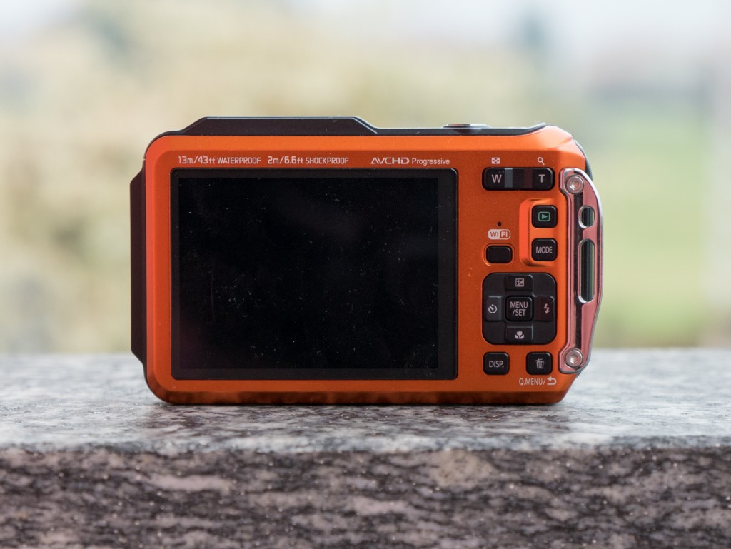 Lo schermo LCD e i tasti, la maggior parte dei comandi sono posizionati sul retro