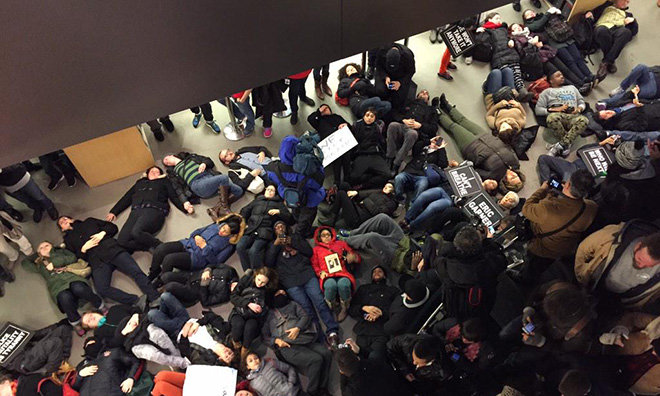 Il "die-in" dei manifestanti all'interno dell'Apple Store