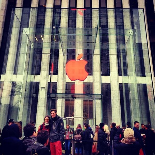 mela rossa cubo New york