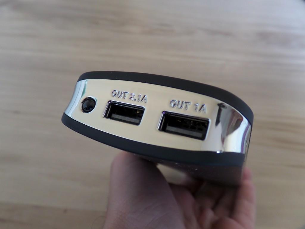 Le due porte USB e il LED torcia