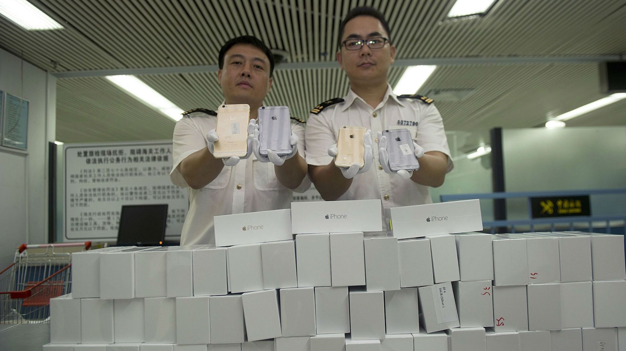 iphone-smuggling-hk-web-1