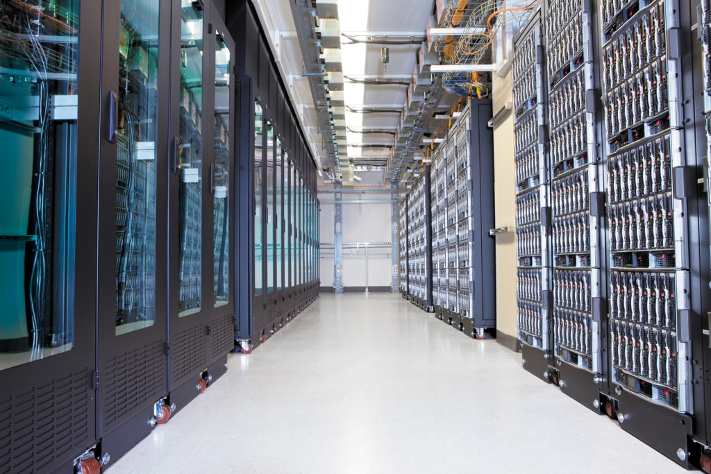 33042_Rack-server-aisle_8273_5400