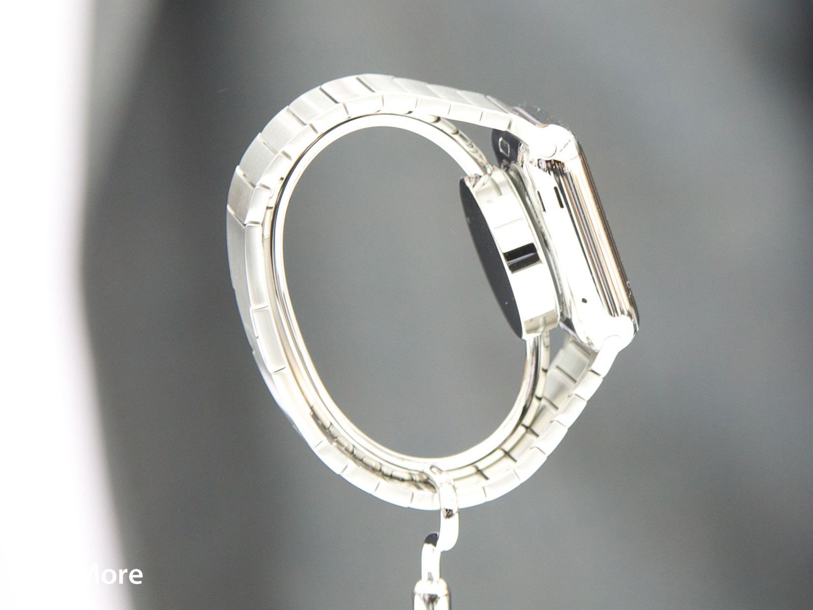 Nella foto qui sotto tratta da iMore, il supporto che fa anche da caricabatterie