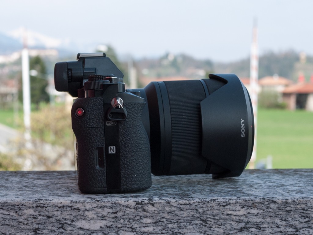 Sulla destra, l'impugnatura; l'obiettivo kit ha dimensioni non trascurabili