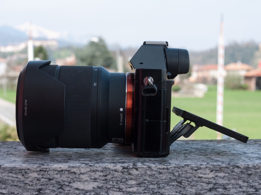 Lo schermo è basculante e può orientarsi in alto e in basso