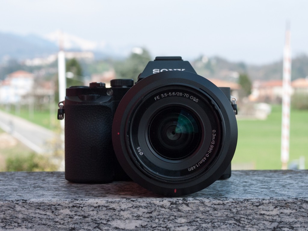 Il fronte, con l'obiettivo kit in evidenza