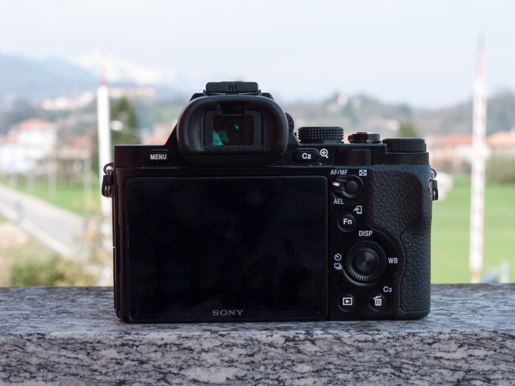 Il retro della A7: spiccano l'ampio schermo e il mirino elettronico