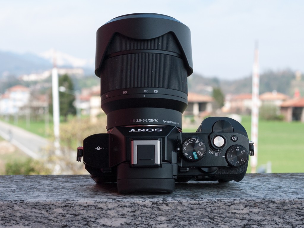 La maggior parte dei comandi si trovano sul dorso in alto