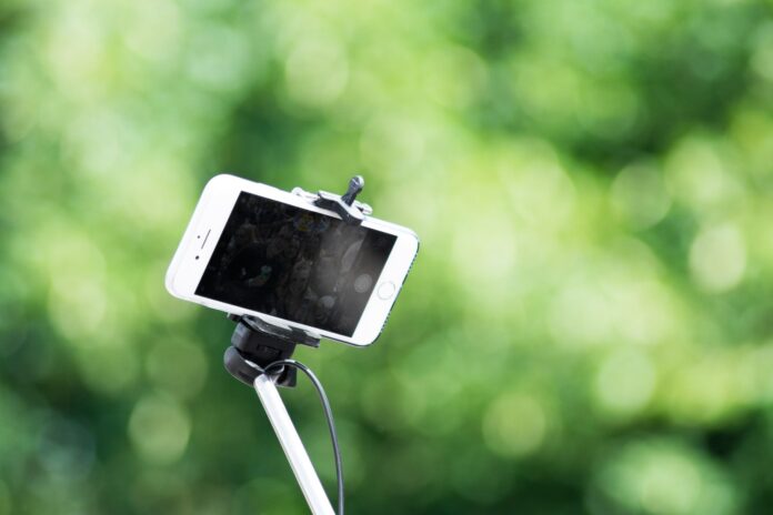 Anche Apple non ama l'asta per selfie: proibita alla WWDC