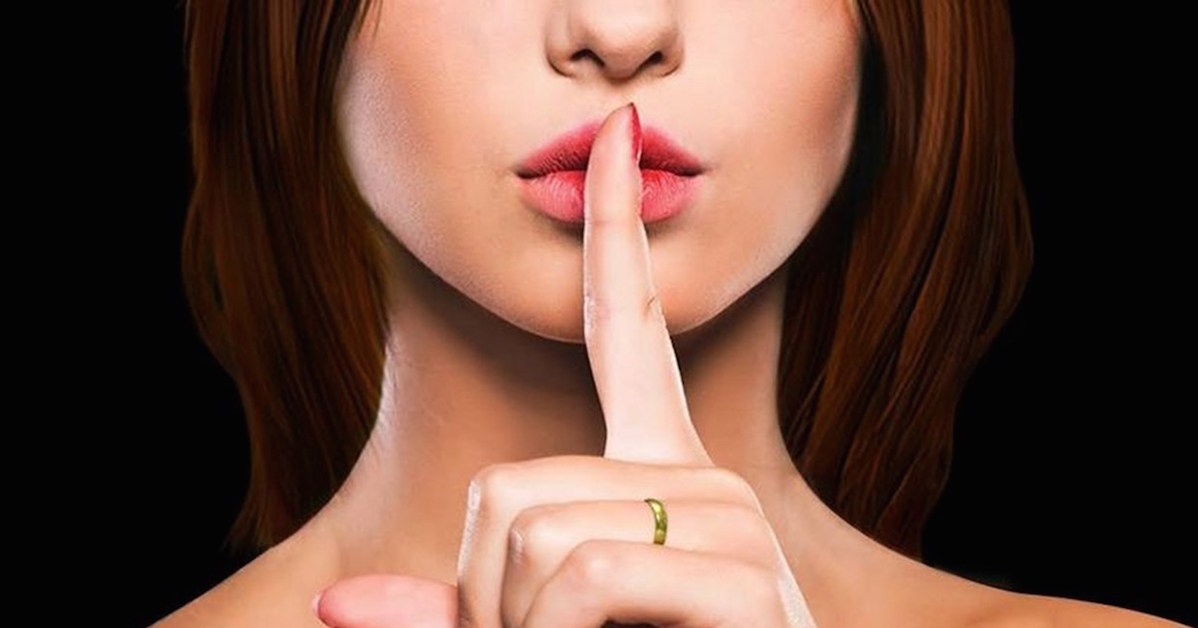 Infedeli di tutto il mondo tremate: Ashley Madison hackerato ragazza con dito davanti alla bocca