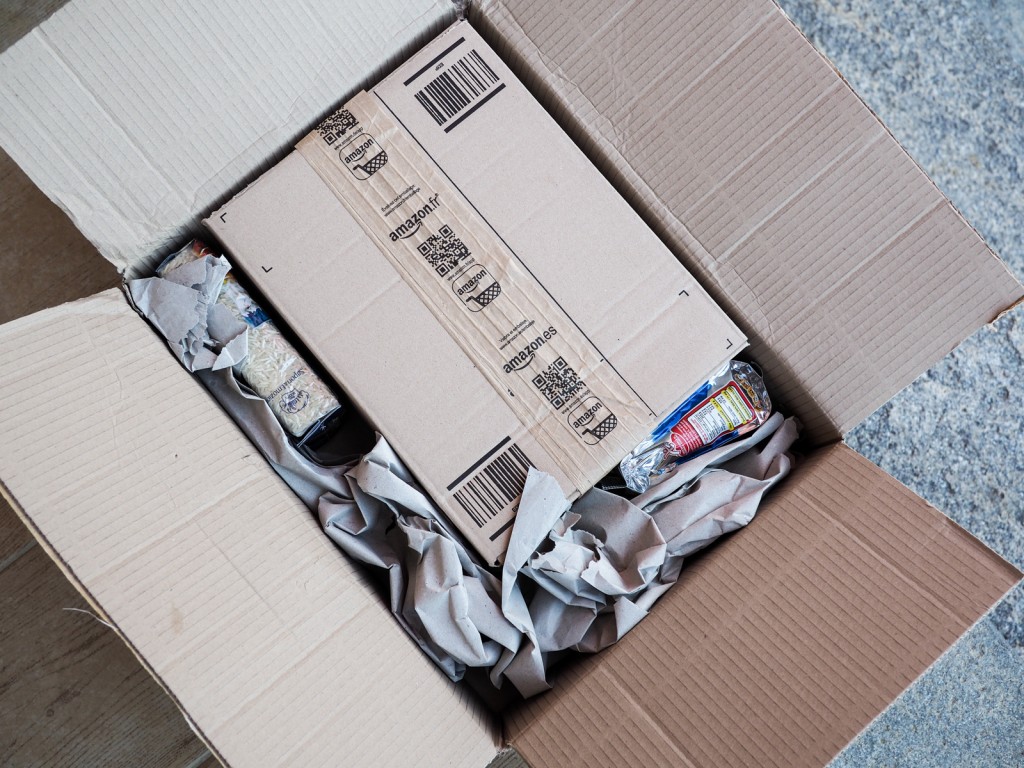 apertura pacco amazon con cibo-5
