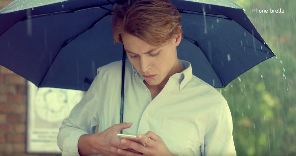 usare lo smartphone con l'ombrello