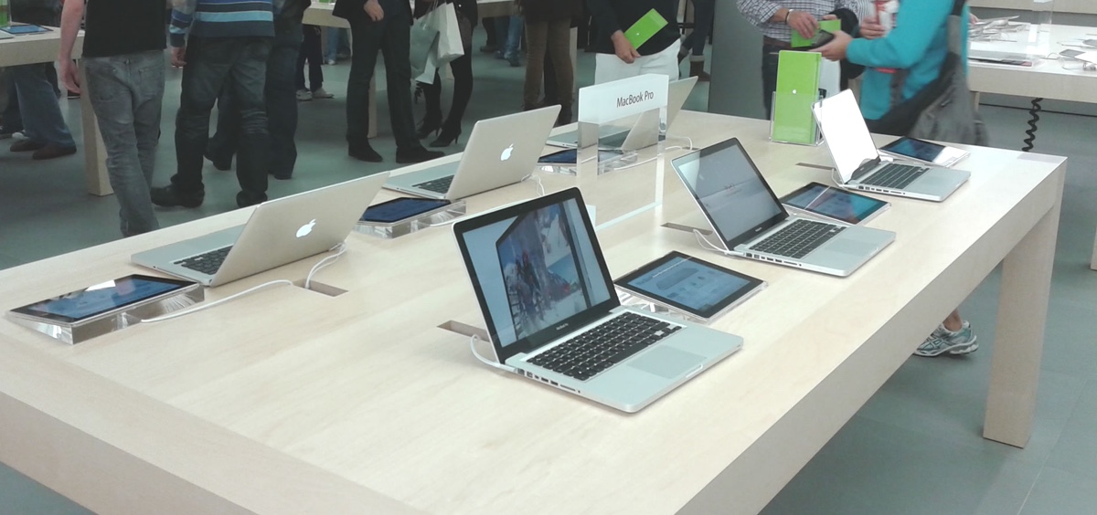 schermo inclinato macbook apple store 1200