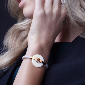 Amazfit indossato al polso di una ragazza