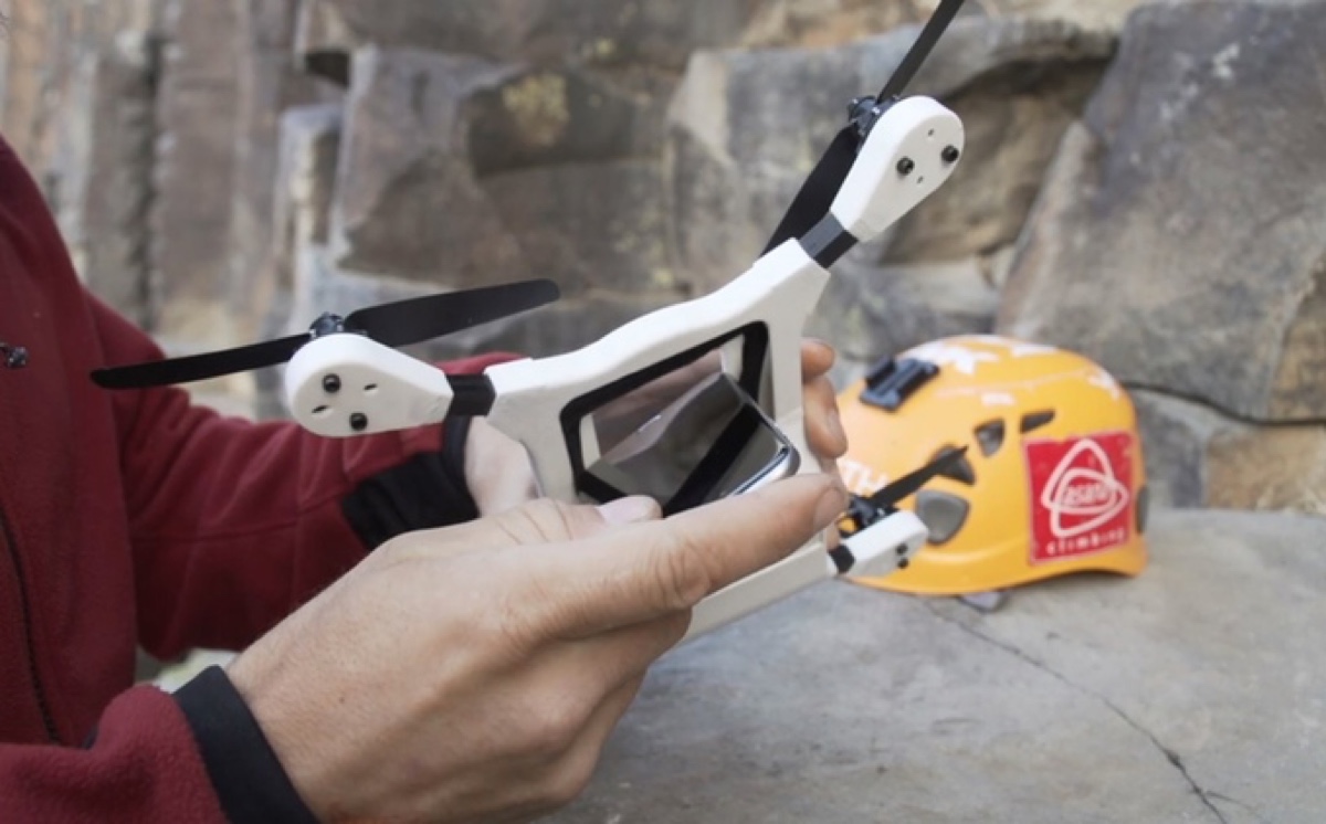 PhoneDrone mette le ali allo smartphone e lo trasforma in drone phonedrone 1200