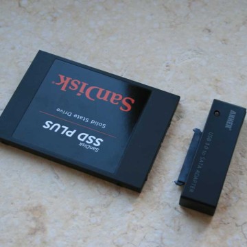 L'adattatore Anker (a destra) vicino all'unità Sandisk SSD Plus